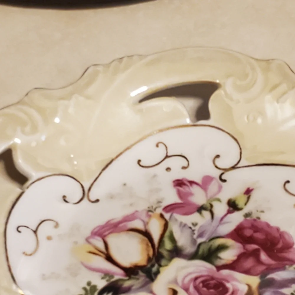 Vintage look iridescent plate with roses and cut out edges cream, pink